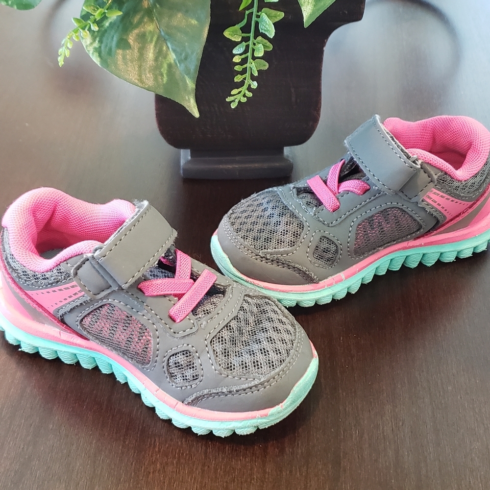 Cute girls size 6 tennis shoes